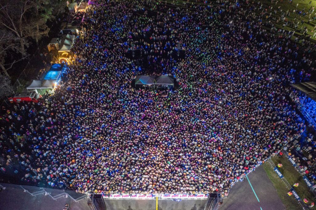 foule du concert fun radio vue aerienne