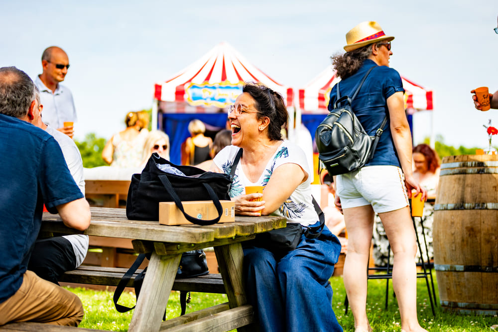 persone accoudée à une table de pique nique