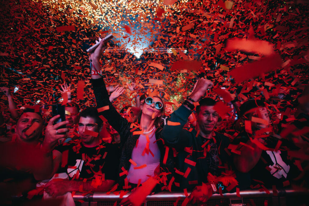 personne faisant la fete a une soiree juilelt